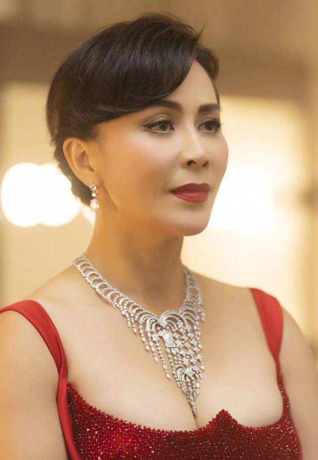 "情圣"爹生了个风流儿子,看了许晋亨现状,难怪李嘉欣不被认可