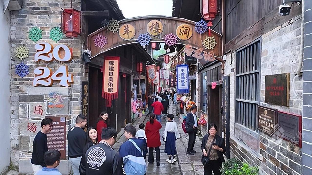 湖北赤壁:"五一"假期 羊楼洞古镇接待游客7.8万人次