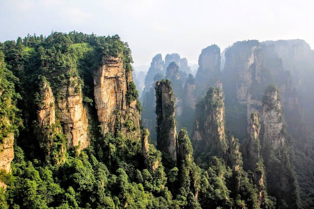 导游娜娜是一位经验丰富的导游,她对张家界的景点和特色非常了解.