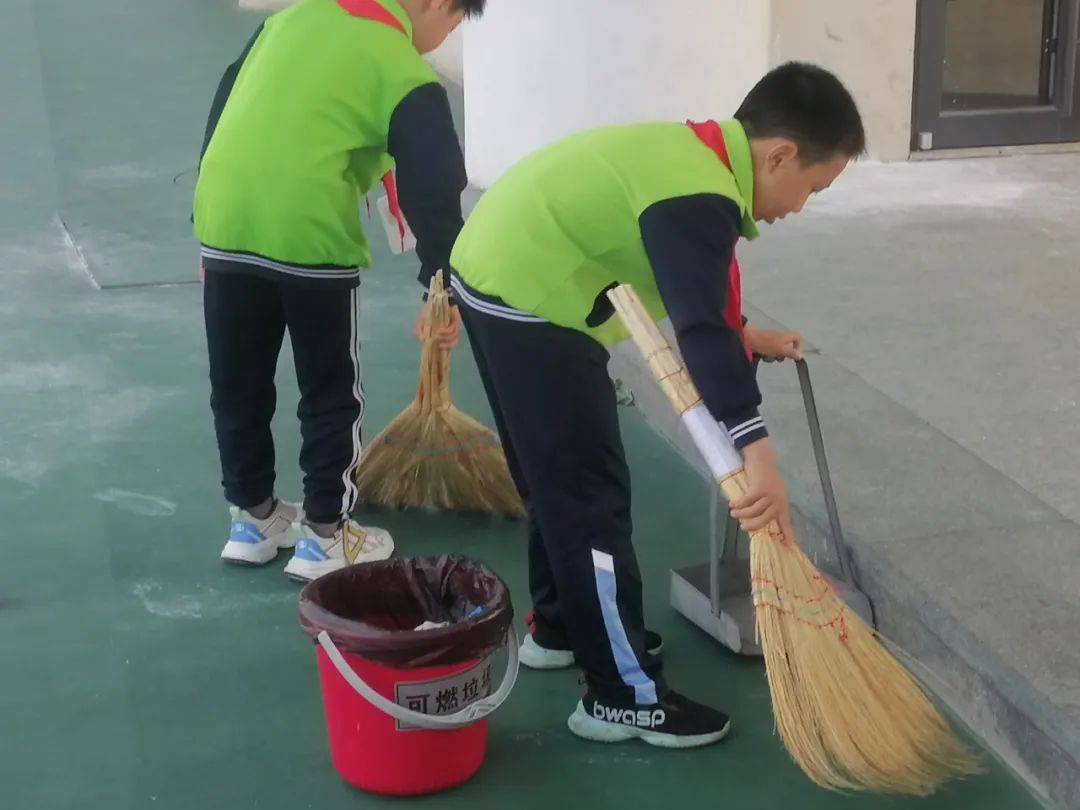 参与服务的学生在劳动实践中出力出汗,做好表率,管理他人,接受锻炼