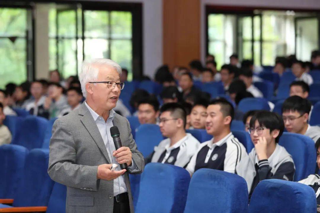 传播科学家精神|香港中文大学(深圳)副校长朱世平院士赴衢州二中讲座