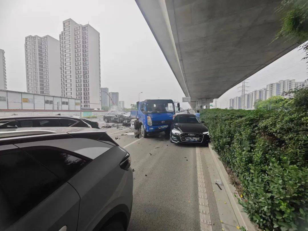 浙江一辆保时捷发生惨烈车祸!警方通报