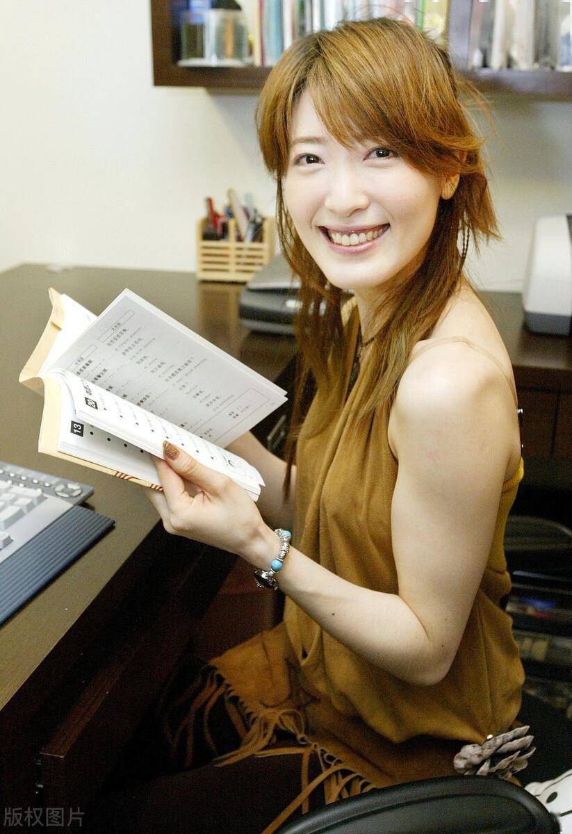 她拥有匀称的身材比例和完美的曲线,这使得她在镜头前总能展现出自信