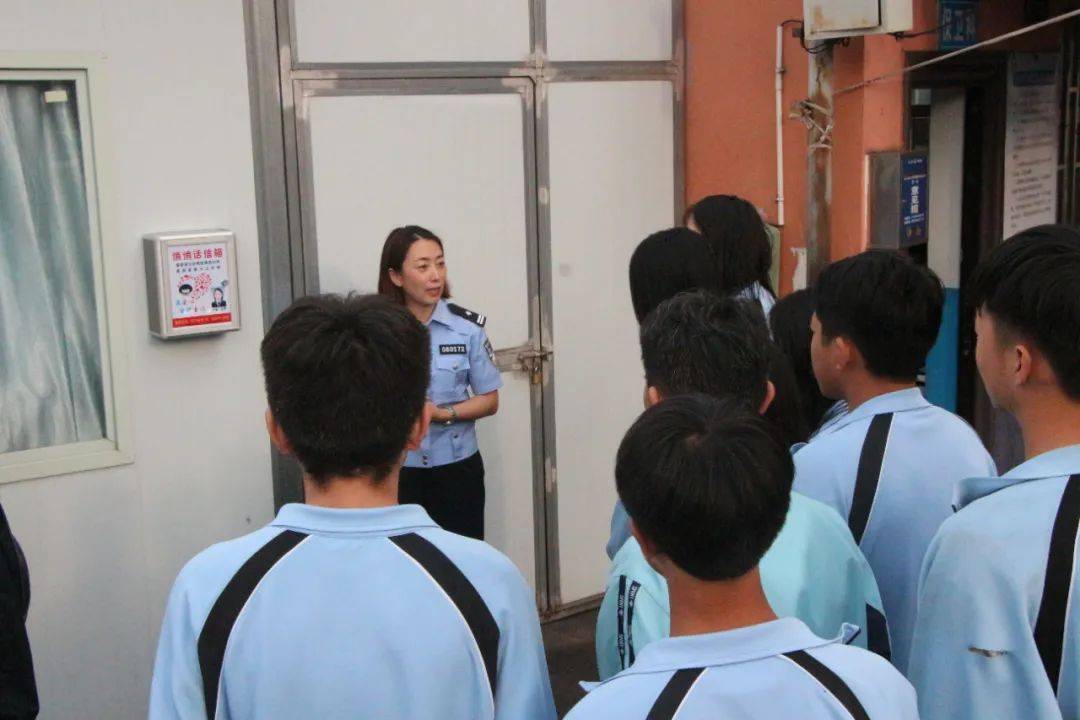 在富源县第十三中学的悄悄话信箱安置地,胜境派出所民警余芳对前来