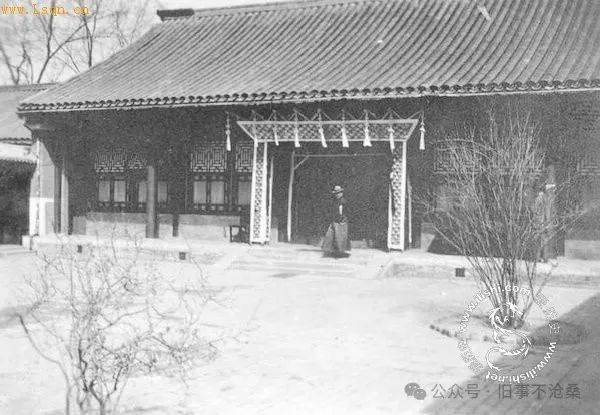 19日孙中山灵柩移至中央公园社稷坛大殿安放,社会各界进行隆重公祭.