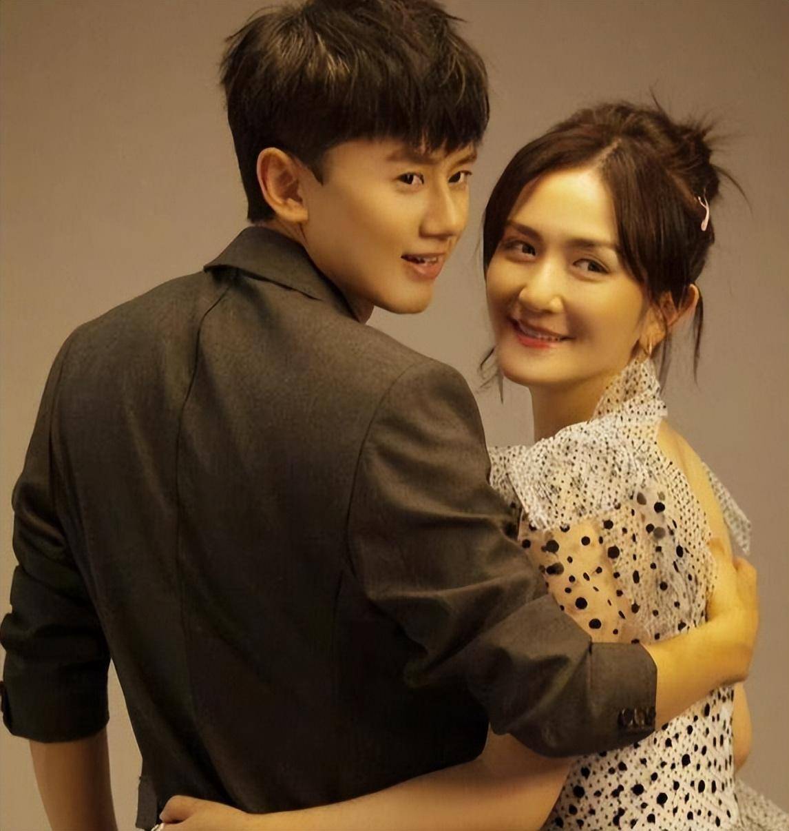 结婚12年,谢娜张杰合影同框,甜蜜如初恋!