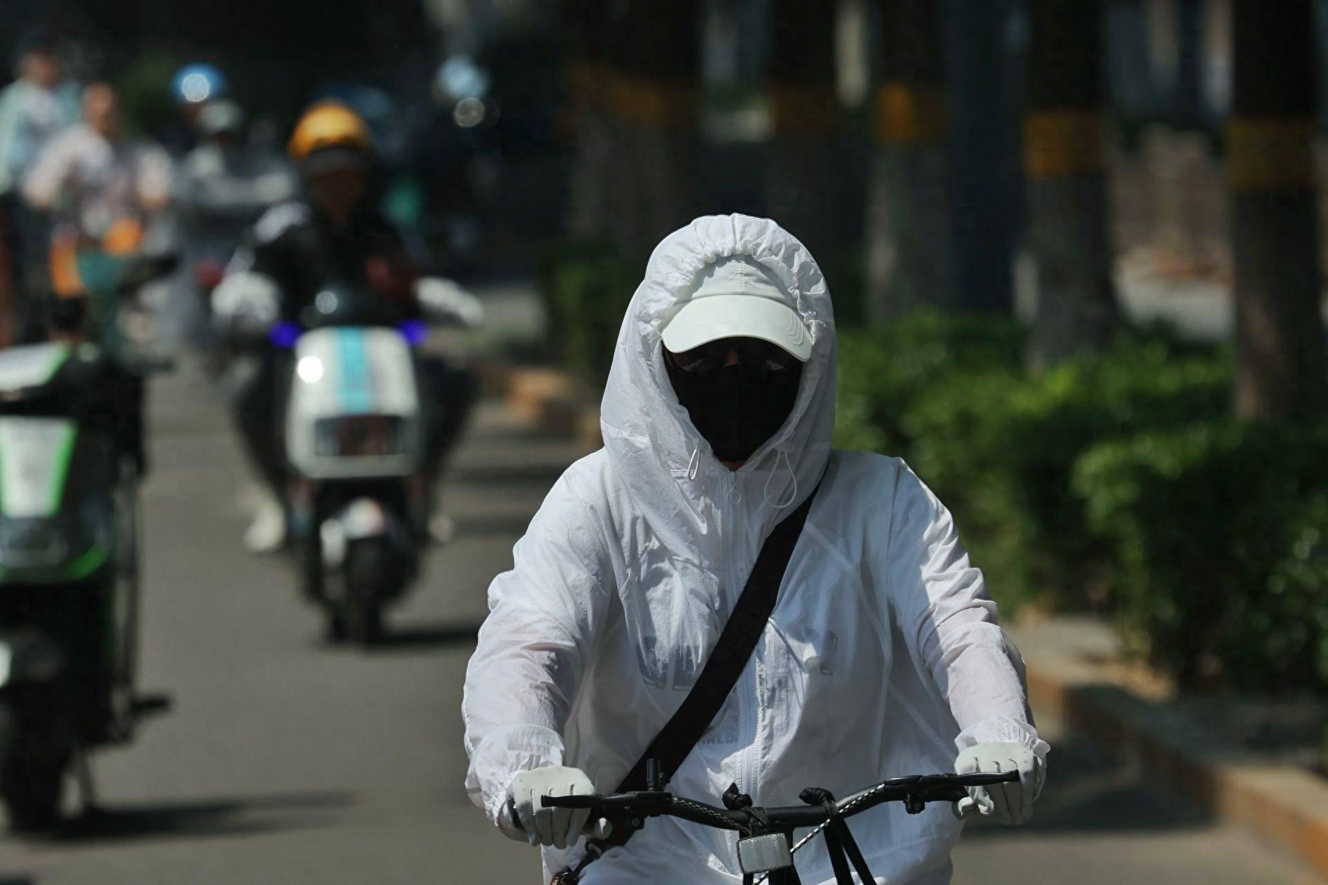 街上,花样防晒已登场_通州区_新华大街_行人