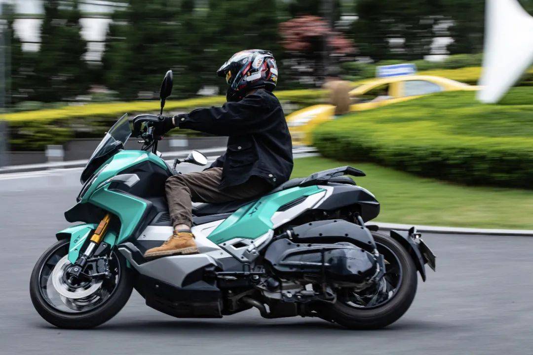 全能型多功能adv踏板,大踏板中的多面手——标致摩托xp400动态测评