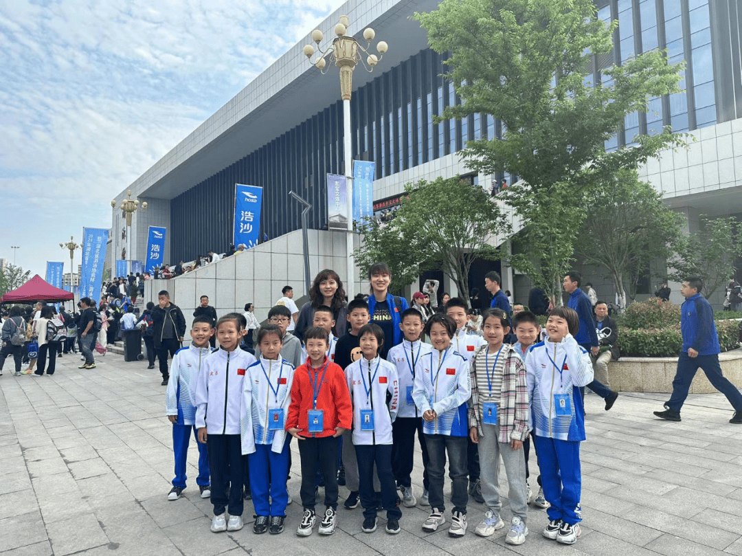 我中心对培养的他们的教练员张蔚,彭清华,李一逸,李婧,邓碧莹,张羽