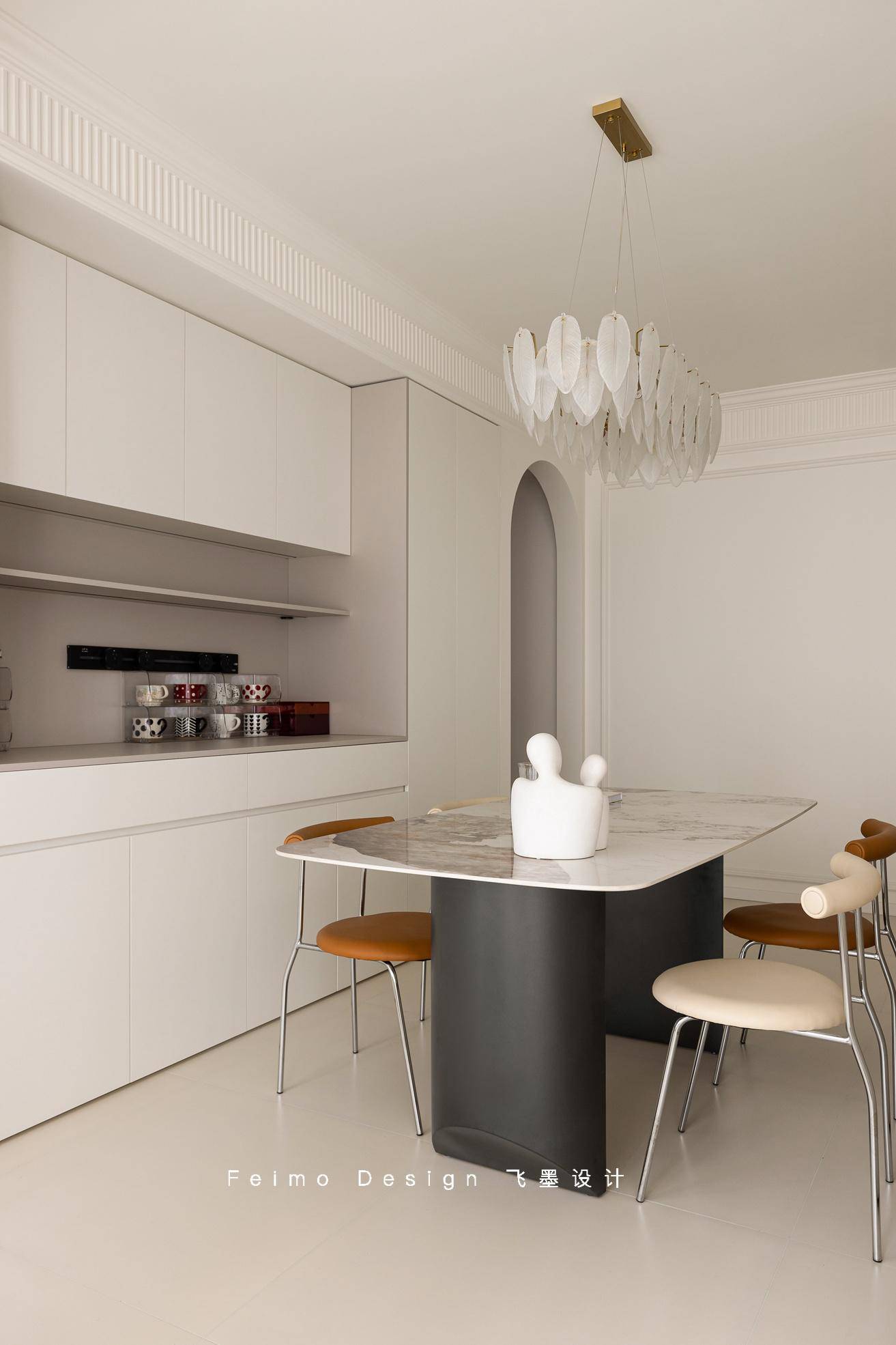 软装搭配一张大理石餐桌居中摆放,搭配几张不锈钢餐椅,在这用餐舒适感