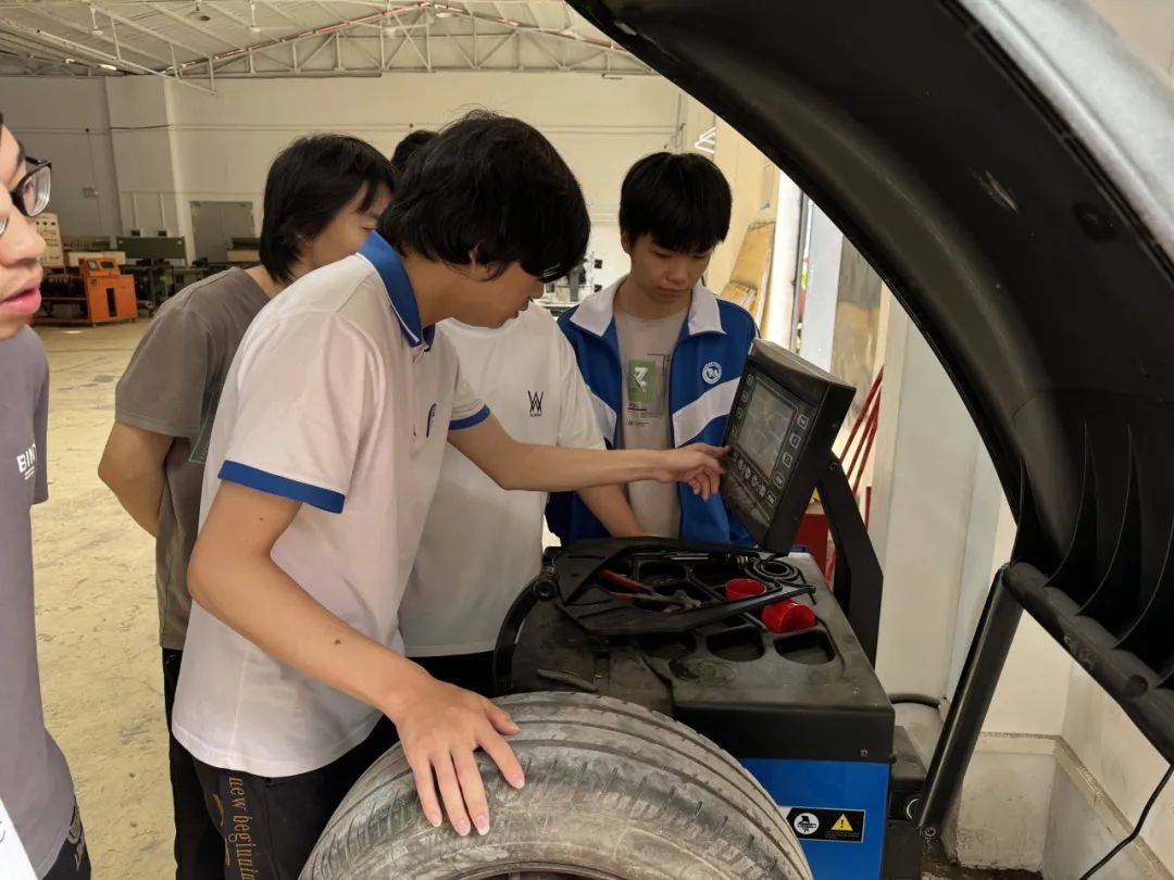 走进蓝天高技新能源汽车检测与维修专业的实训课堂,看