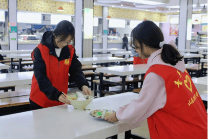 我校护理学院举办"创造校园之美61共享劳动之光" 餐厅帮厨活动