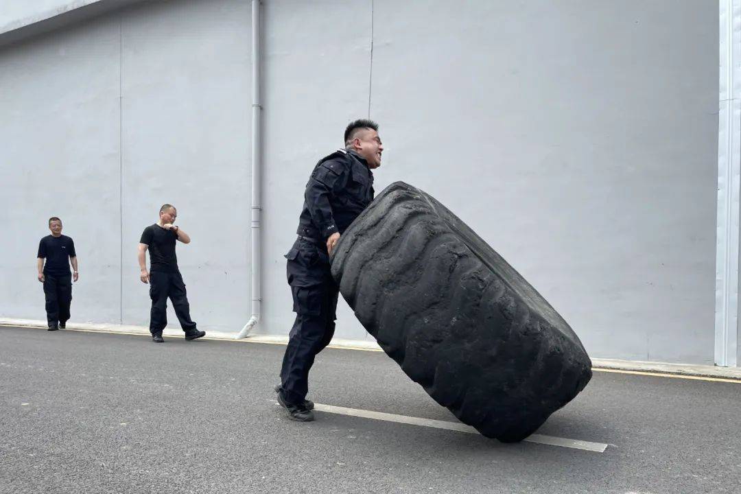 翻轮胎01民警们在热身后迈开步子开始走向训练场一声令下青蛙跳使这此