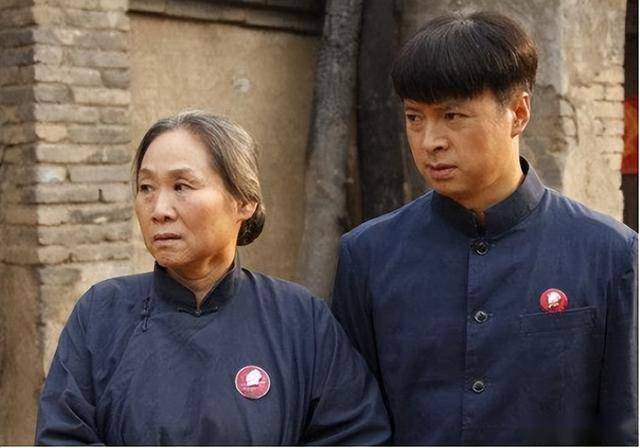 苇青:60岁被儿子带入演艺圈,73岁成"百亿老太",现在比儿子还红