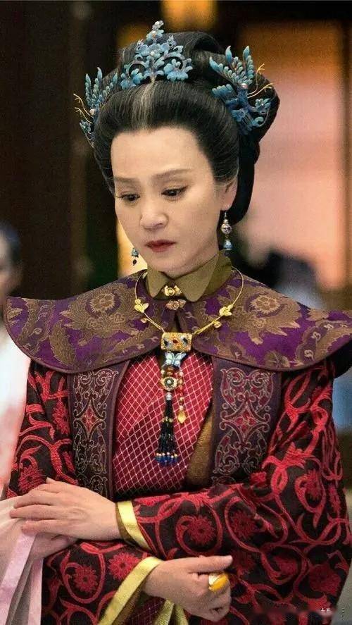 而且她演其他角色也很惊艳《盗墓笔记》里的霍仙姑,一袭白发黑色旗袍