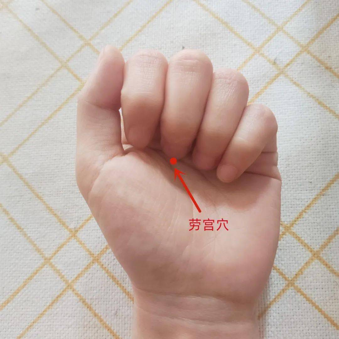 手上出现这种透明"小水泡"咋办?