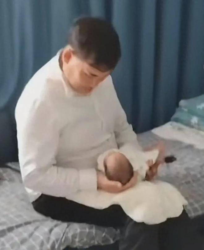 大衣哥双手抱孙子太激动,小伟贴心照顾老婆陪伴左右,全家齐现身_朱之文_孩子_儿媳妇