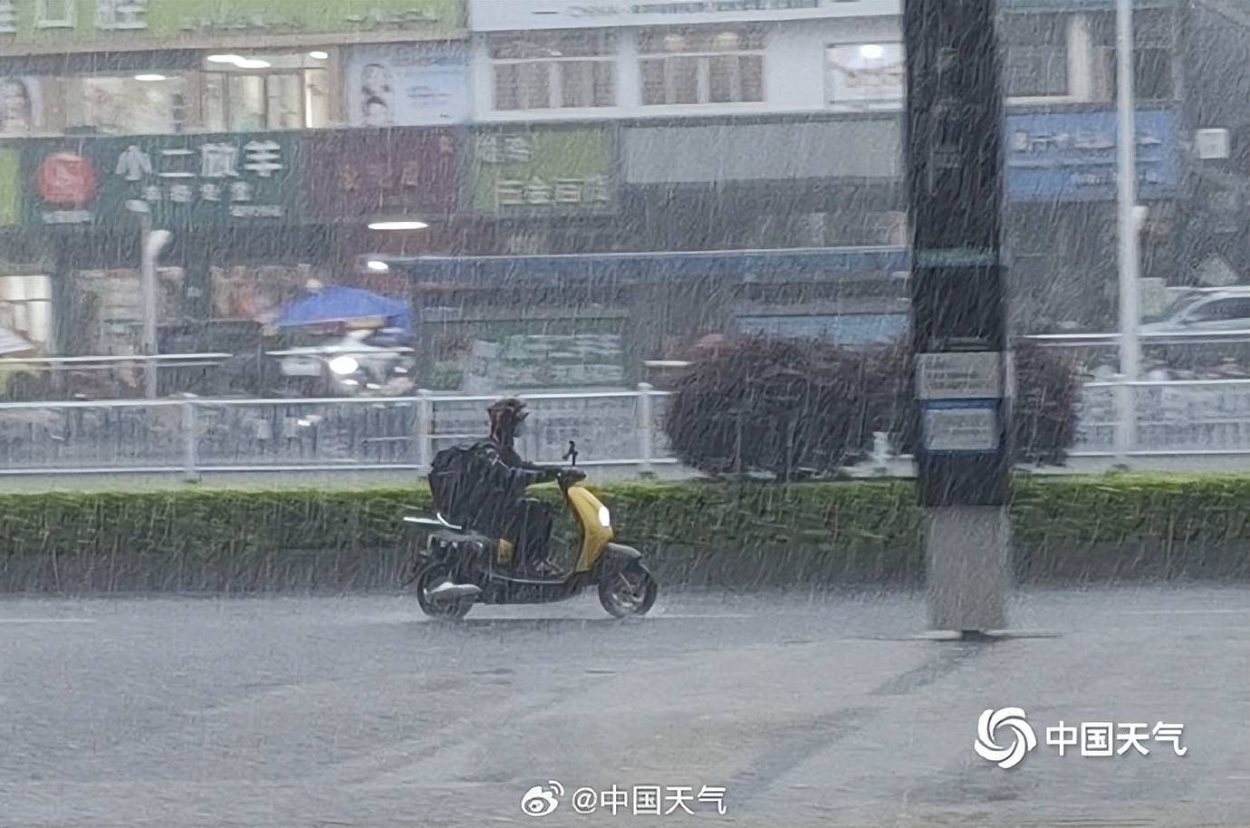 南宁下雨图片图片