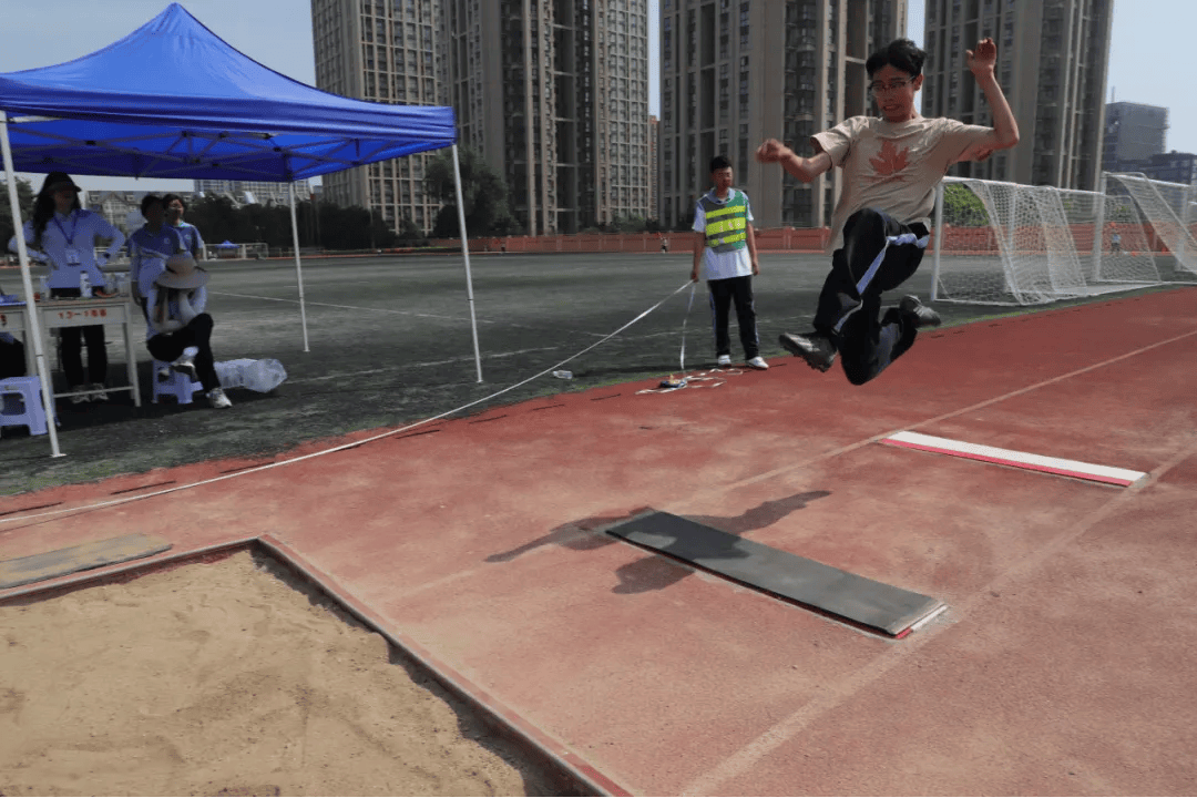 跳远运动员们在赛场上挥洒汗水,用每一次的起跳和落地,书写着青春的