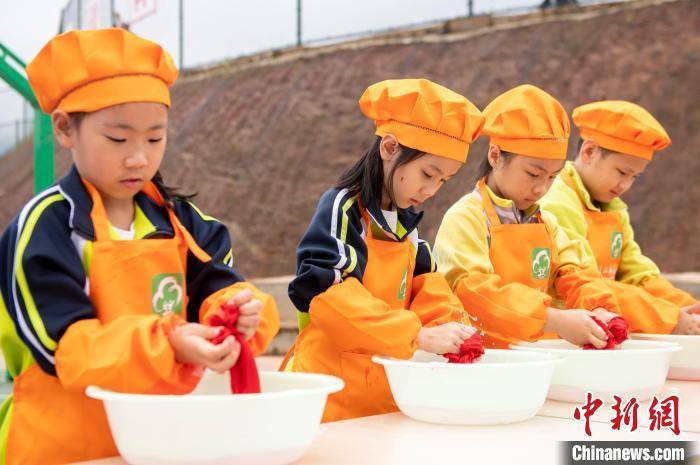 贵州校园劳动技能大比拼 让孩子们动起来