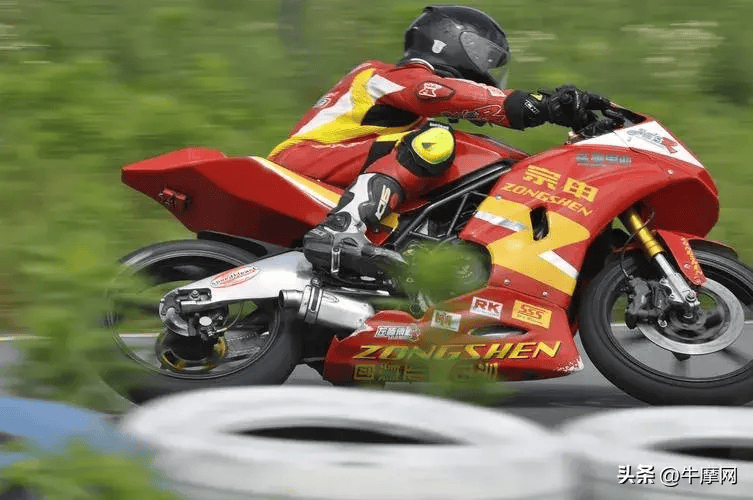 但就当年而言,类似宗申和鑫源这样的国内摩托车品牌走出去参赛,更多是