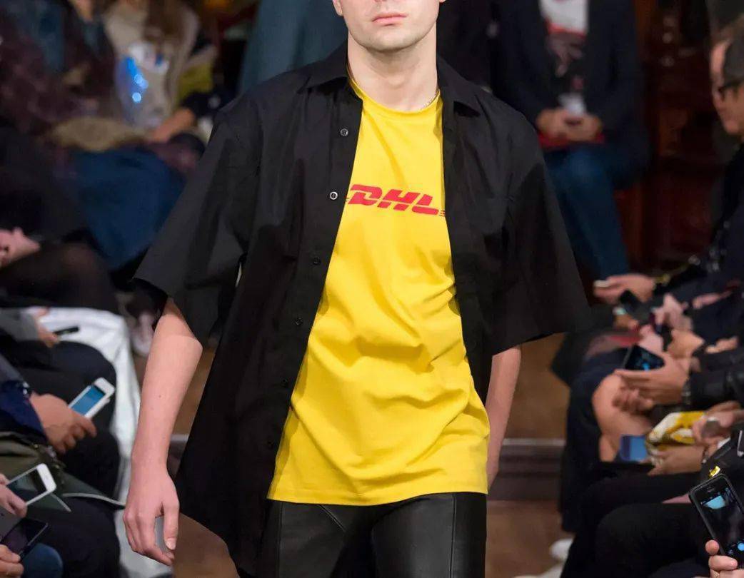 从 "尿渍" 牛仔裤到 erewhon 连帽衫:时尚能否撼动反资本主义的噱头?