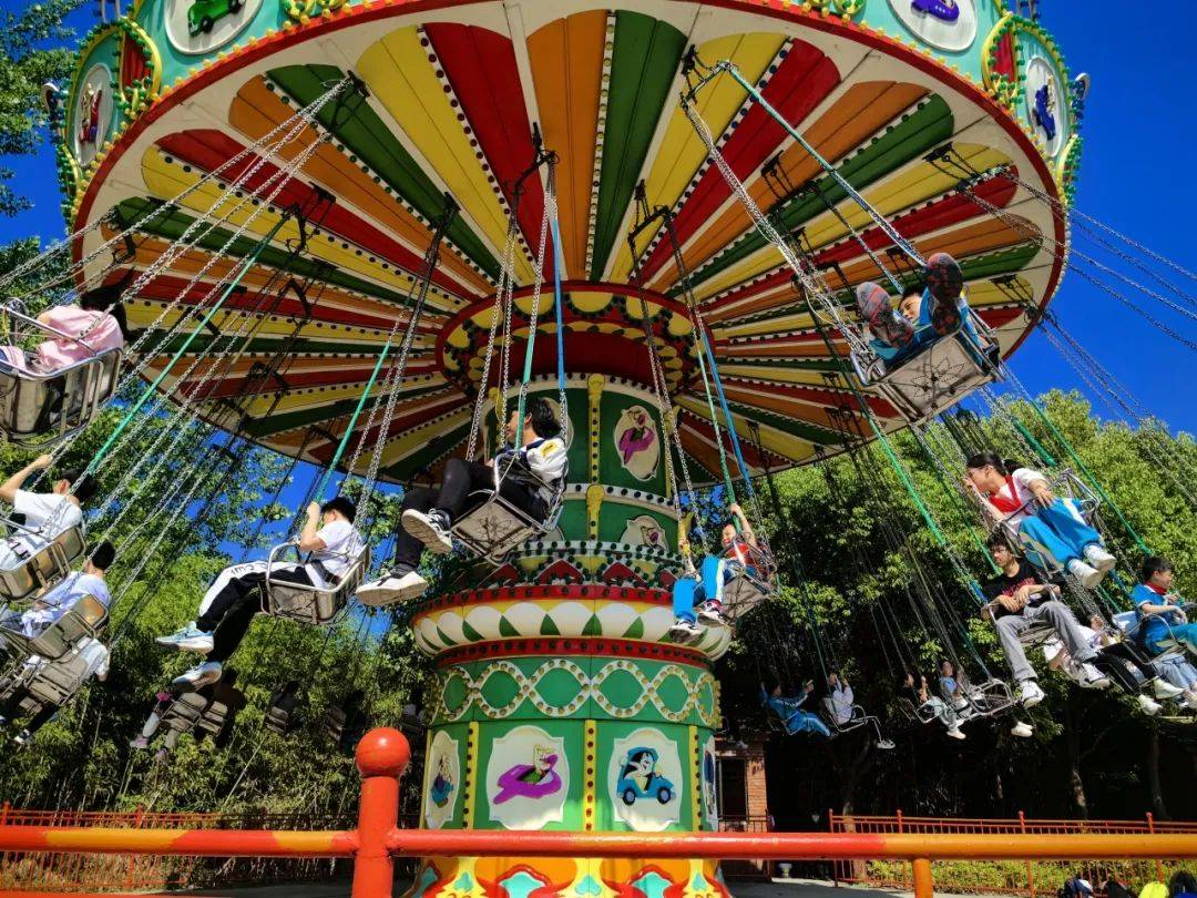 体验了旋转木马的童真与欢乐,尝试了弓箭射击的挑战,以及旋转飞椅带来