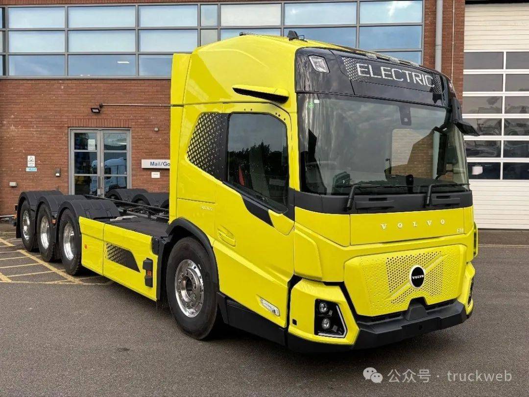 很黄很暴力 首台沃尔沃纯电动fm低入口8x4底盘运抵英国