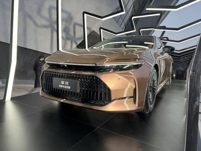 进口的三厢版全新皇冠正式上市,29.9万起售搭2.5双擎!