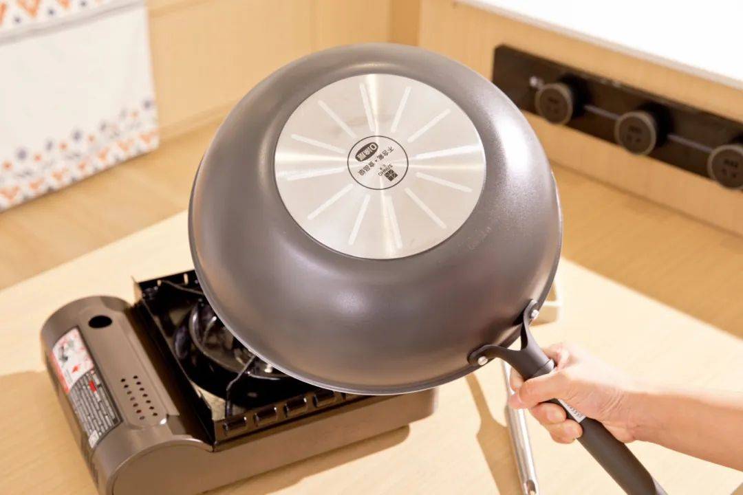 它的原理就是在锅子内部打上近亿个小孔,这样加热就会产生无数个小