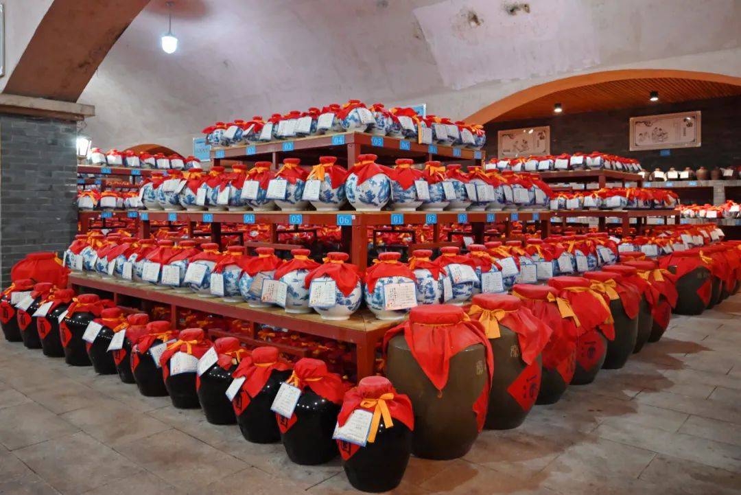 "匠心酿造,为美好生活添光彩"的企业愿景和使命,以国家和省级酿酒师