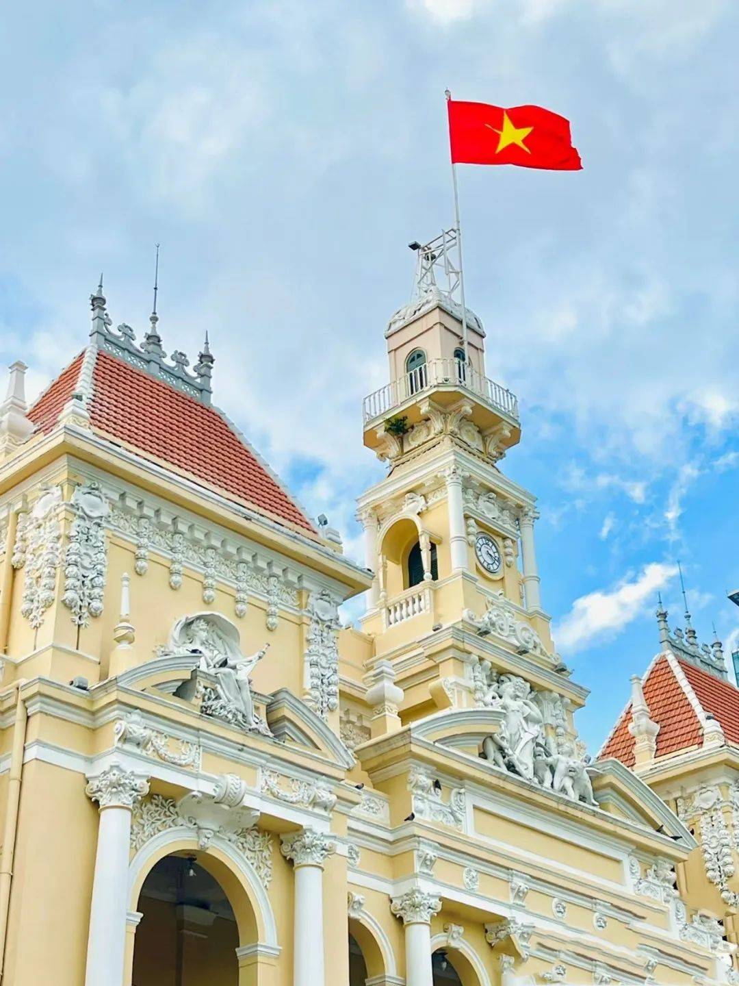 慢慢旋转的吊扇,潮湿阴郁的房间.露出小蛮腰的奥黛,凄婉缠绵的情爱.