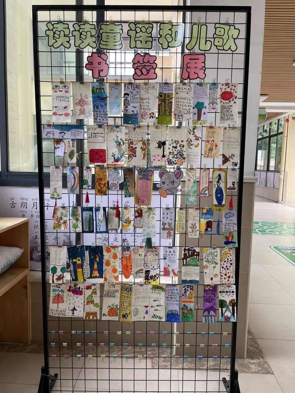 孩子们不仅享受到了阅读童谣的乐趣,还纷纷拿起画笔进行了童谣书签的