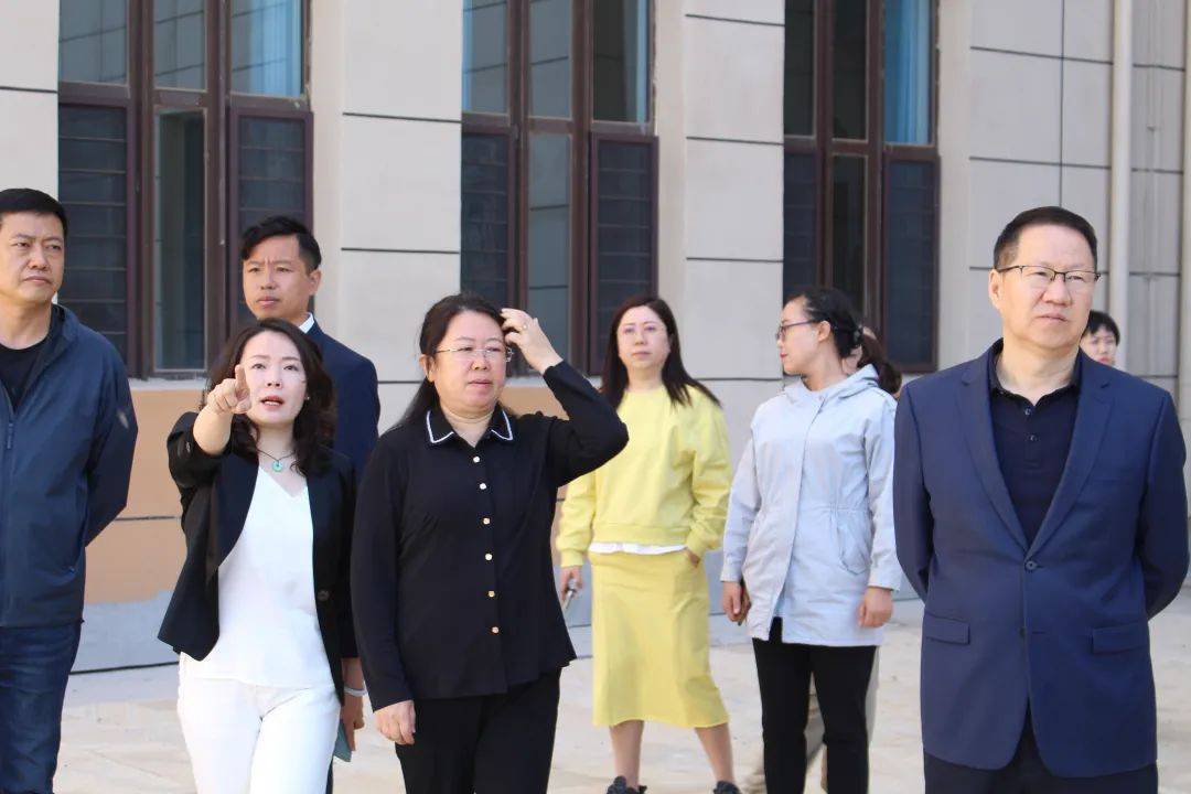 科尔沁区政府副区长杨秀媛到实验小学恒大城分校调研指导工作