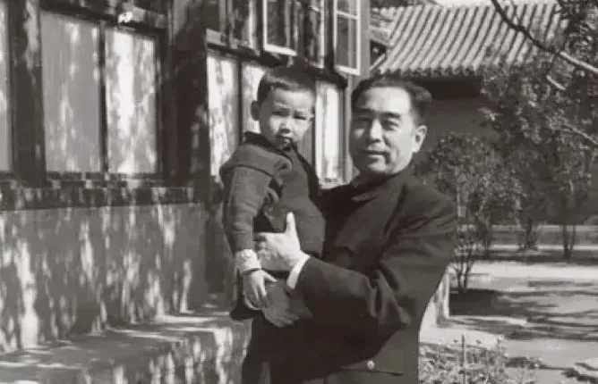 1956年,在中南海西花厅,周总理抱着侄儿周秉和,一张罕见的合影