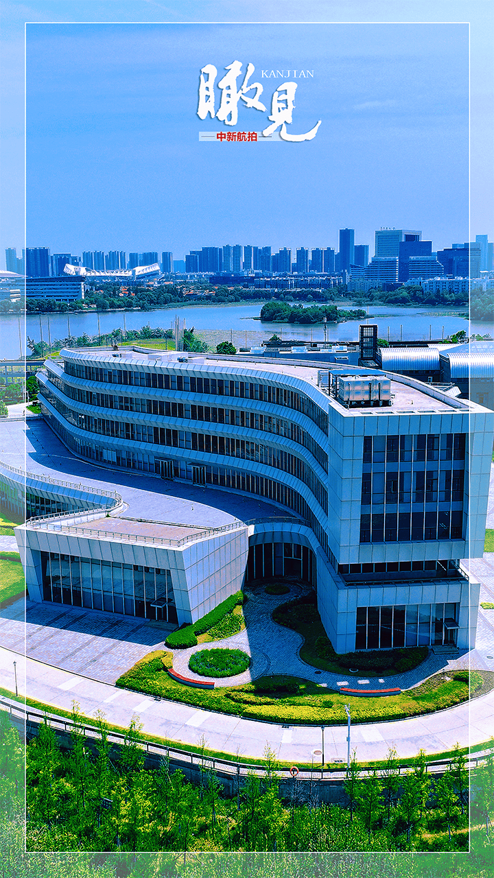 时值初夏,江汉大学校园内的风景如诗如画,处处散发着生机勃勃的气息.