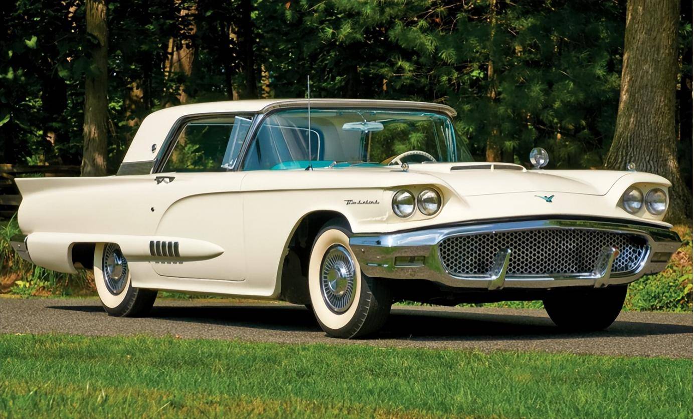 尽管第一代雷鸟大获成功,但福特的新任总经理robert mcnamara认为两座