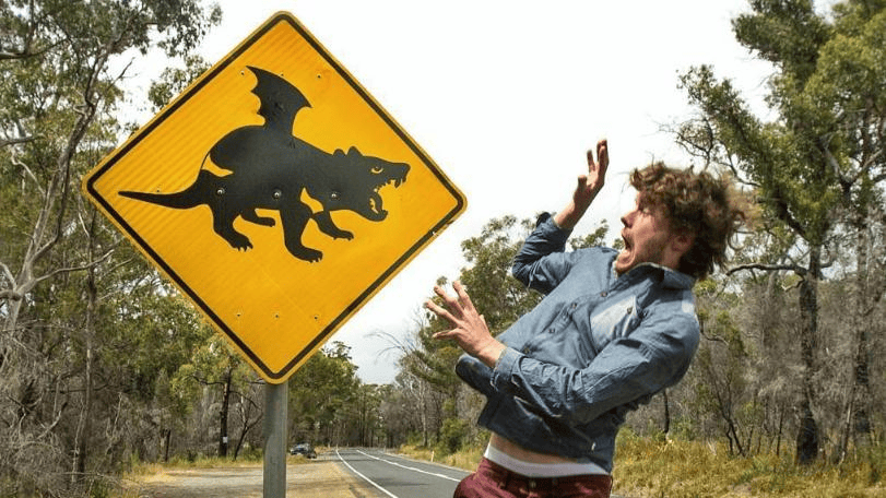 澳洲奇葩路标有多离谱!担心司机路上睡着,半路搞冷知识问答?