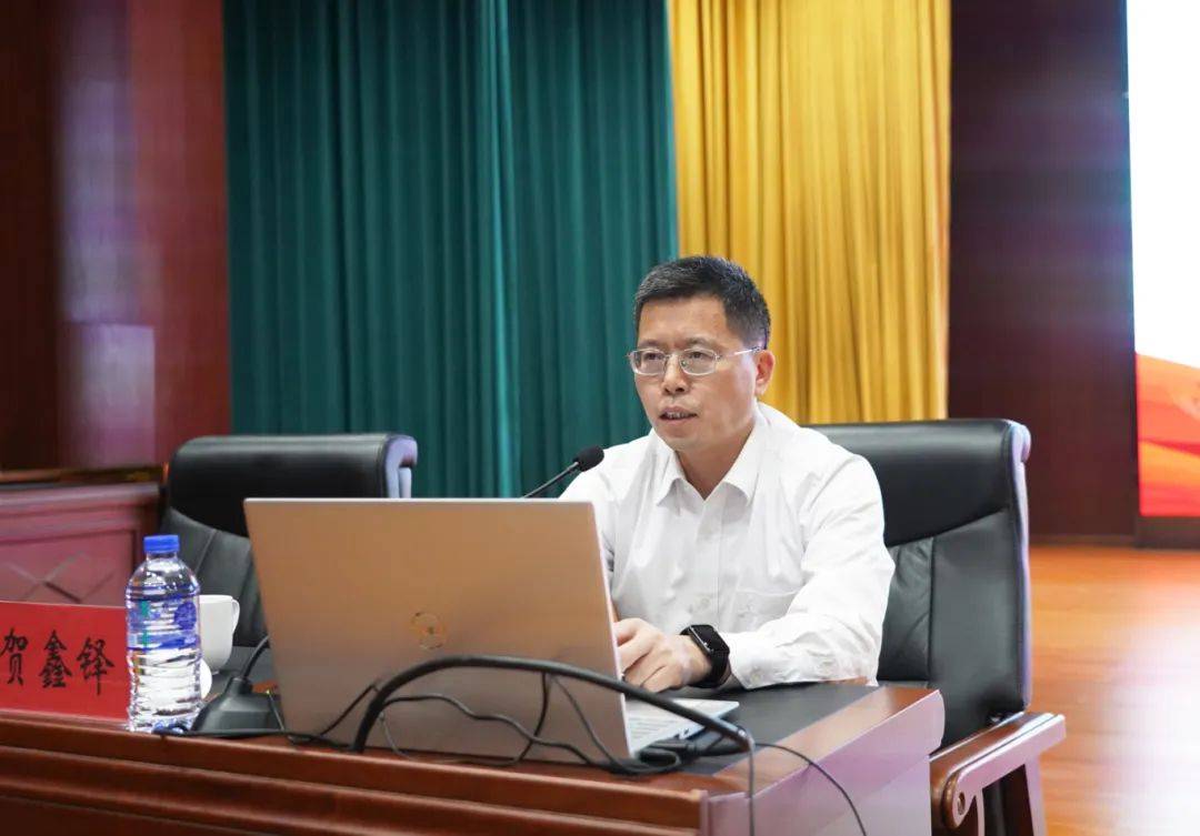 读书班首日,邀请了市纪委常委,四级高级监察官贺鑫铎作专题辅导.