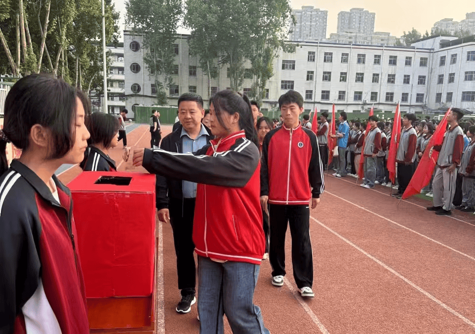 邓州市六高中举行向见义勇为学生王赛家庭爱心捐款仪式