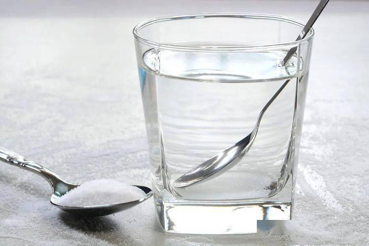 47岁阿姨晨起喝一杯淡盐水,坚持9个月后,身体会发生哪些变化?