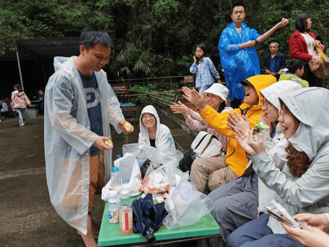 到了"通天梯"休息时,拼友互助精神继续被发扬光大,大家都拿出自己的
