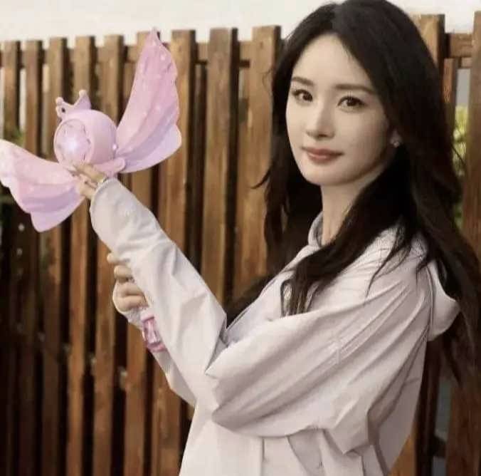 杨幂低调赴港看女儿!机场误入男厕被认出,腿型严重内八字引猜测