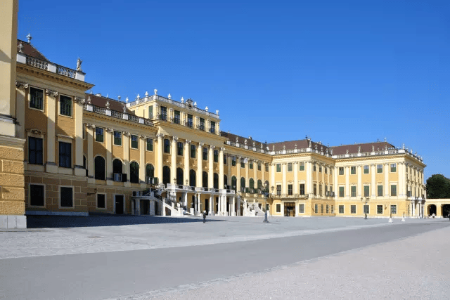 维也纳是奥地利的首都,是奥地利最大的城市和政治中心,位于多瑙河畔.