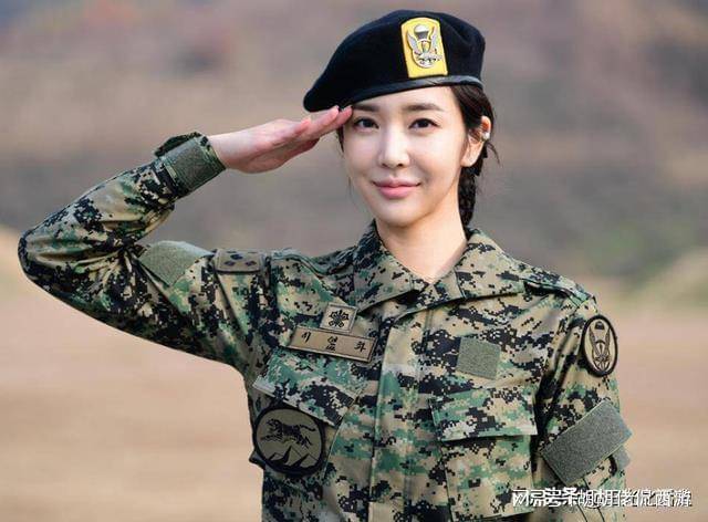 韩国陆军特战部队的一名女少尉,她名叫李允花,从军前是个模特世界各国