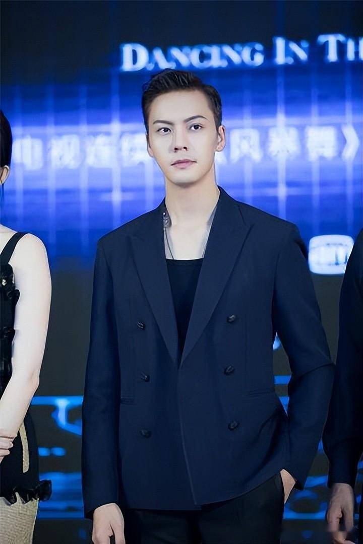 然而在台上台下,这位顶着"小四眼"外号的明星,却始终保持着对异性的