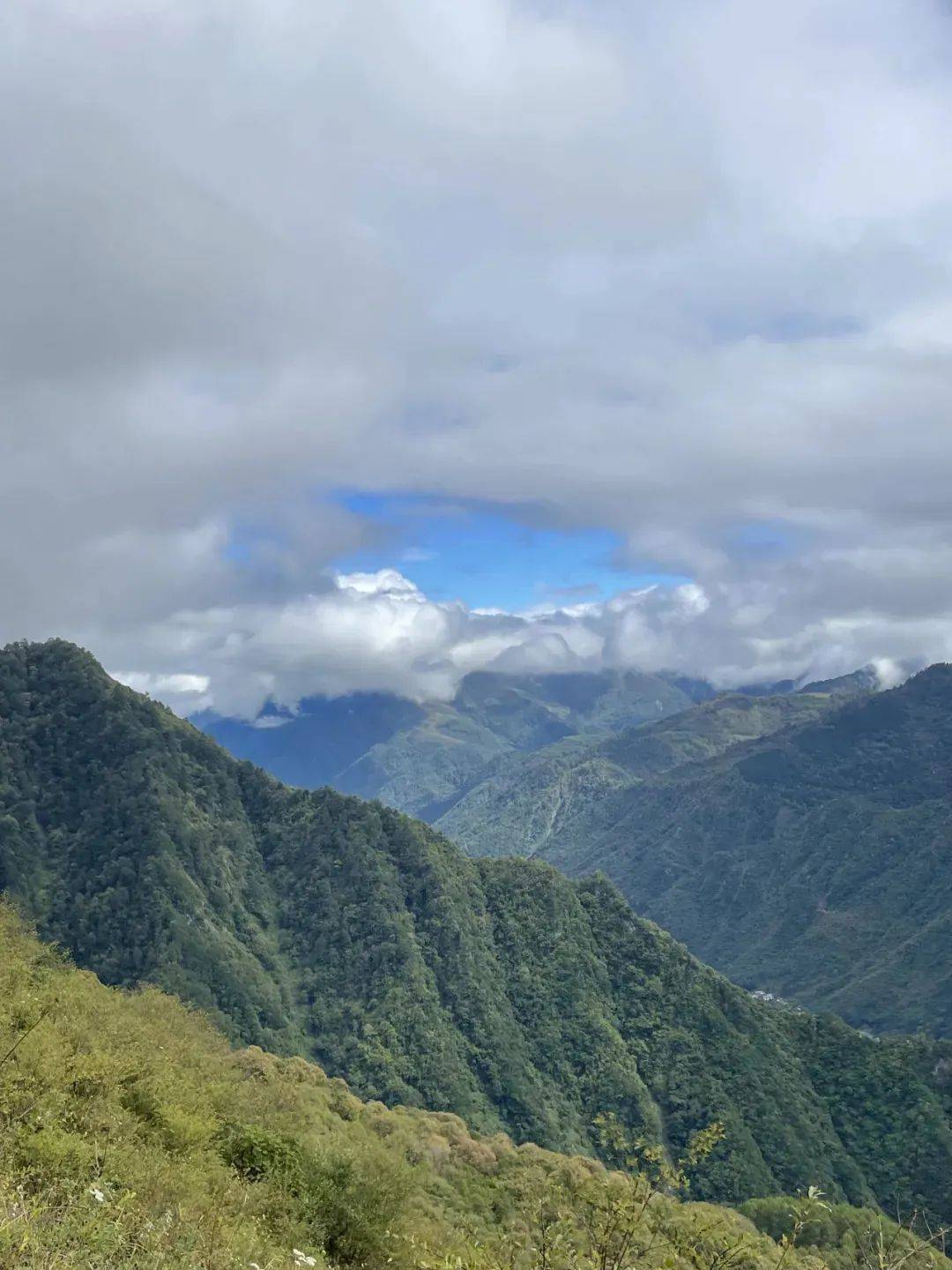 幺妹峰的东壁远眺四姑娘山主峰可到达近4000米海拔石召垭口爬升1800米