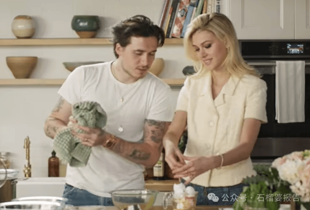 被夸的原因和selena男友一样——他为老婆下厨了.