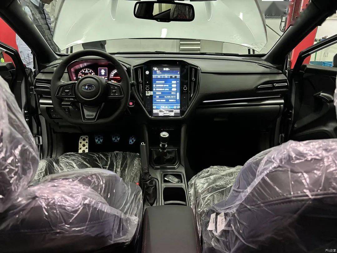 轴距为2675mm,轮胎规格为245/40 r18