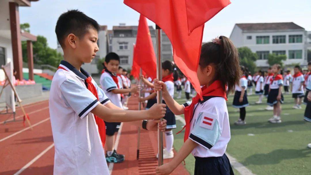 小小红领巾,闪闪在我心——实验二小举行2024年新队员入队仪式